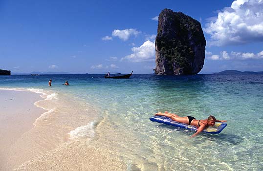 Stranden strcker sig runt hela n, Koh Poda, Krabi